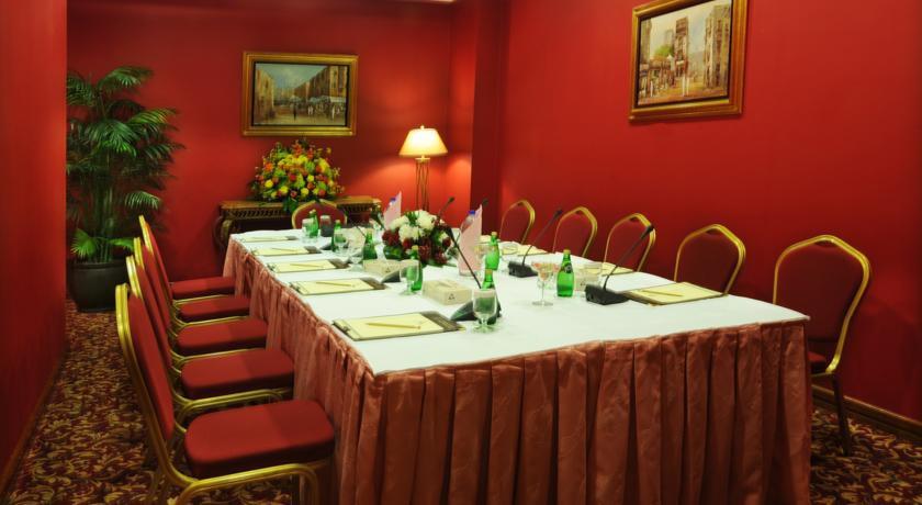 Makarem Ajyad Makkah Hotel Μέκκα Εξωτερικό φωτογραφία The photo shows a conference or meeting room with a long table set up for discussions or presentations. The table is covered with a white tablecloth and has several place settings, including notepads and pens. There are green bottles of water on the 