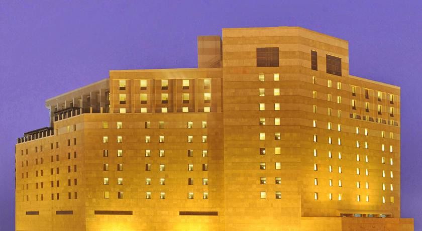 Makarem Ajyad Makkah Hotel Μέκκα Εξωτερικό φωτογραφία The photo shows a large building, likely a hotel or a similar establishment. The structure is designed with a modern aesthetic, featuring a facade made of light-colored materials. The building has multiple floors, with several windows illuminated, su